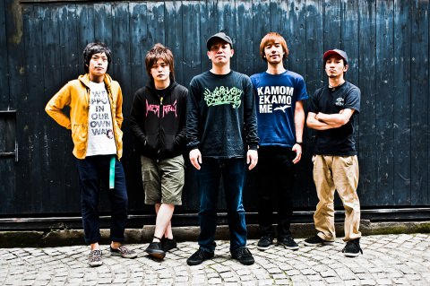 中途 (Vo) - JJ (Gt&Cho) - Pelori (Gt&Cho) - ホワイティ(Ba&cho) - 健太 (Dr&Cho)